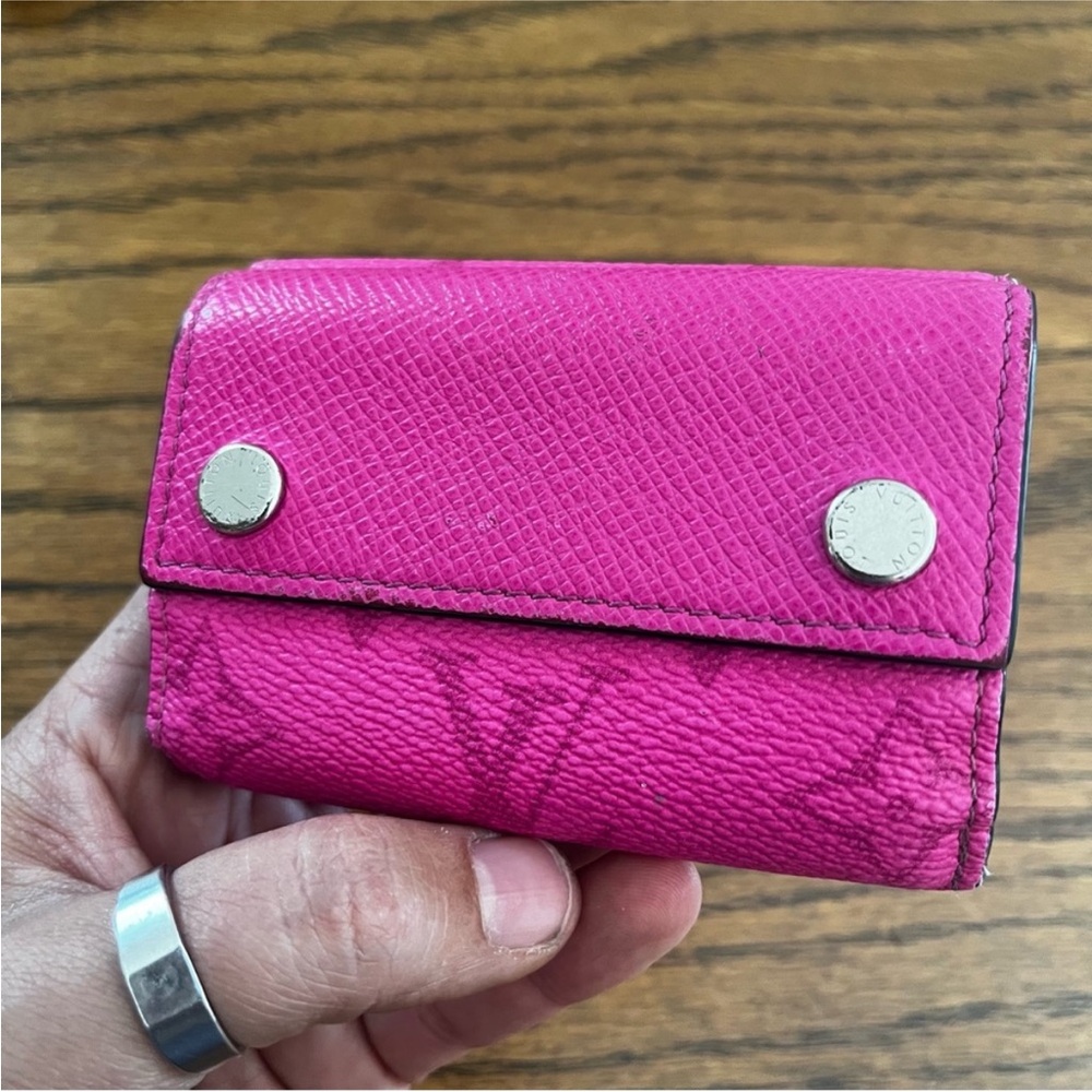Louis Vuitton Taiga Rama Discovery Compact Wallet in a stunning hot pink color - Picture 7 of 9